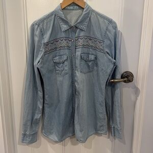 Women’s Maurice’s pearl snap shirt size Medium